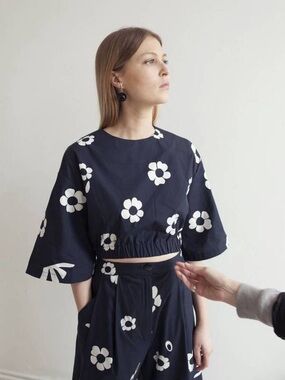 Mr. Larkin lake top in girl flower print cotton S